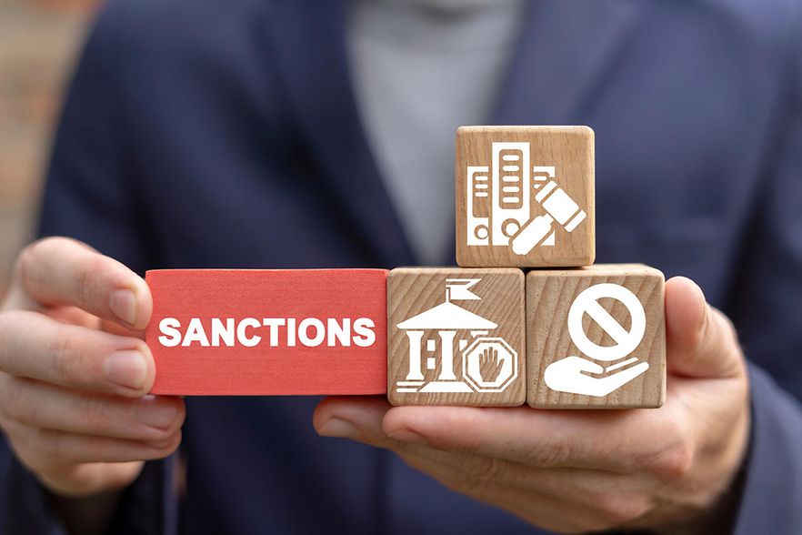 W&uuml;rfel mit Aufschrift Sanctions und Icons