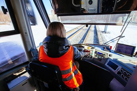 Lokf&uuml;hrerin in der Lok mit Blick auf die Schalter.