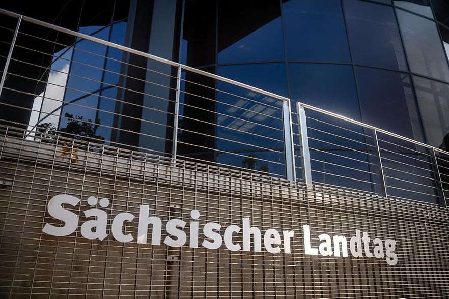 Bild eines Geb&auml;udes mit Schriftzug "S&auml;chsischer Landtag"