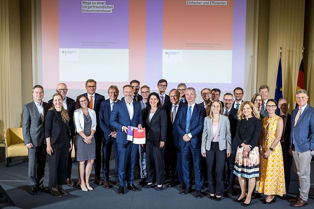 Gruppenbild der Expertenkommissionen 
