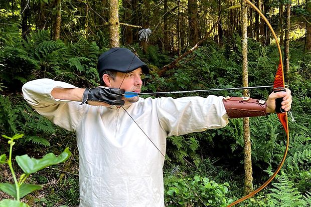 Markus Artur Fuchs beim Bogenschie&szlig;en im Odenwald