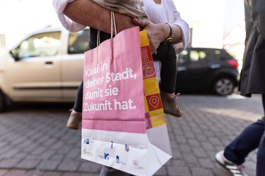 Einkäuferin mit Papiertüte 