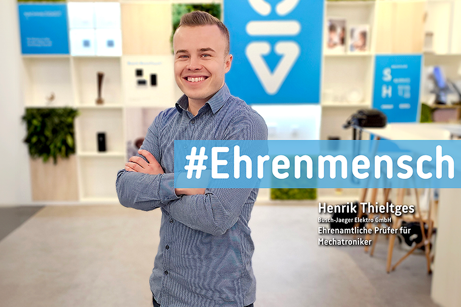 Prüfer Henrik Thieltges mit dem Schriftzug Ehrenmensch