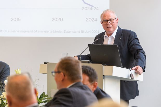 Manfred Schnabel, Pr&auml;sident der IHK Rhein-Neckar, am Rednerpult