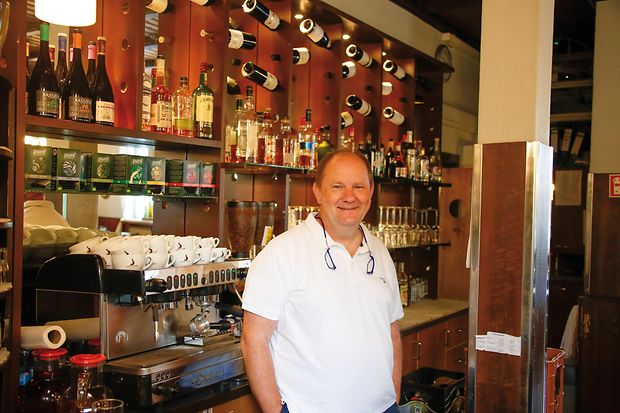 Sven Landua an der Bar in seinem Restaurant "Estragon"