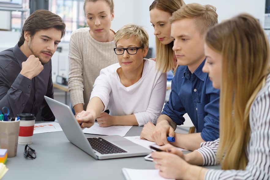 Junge Leute im Gespr&auml;ch AdobeStock_159933528