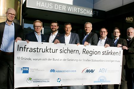 Mitglieder des Aktionsb&uuml;ndnises A45 stehen vor dem Haus der Wirtschaft