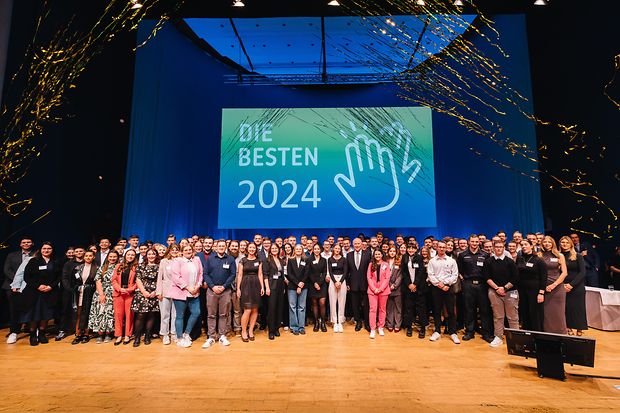Gruppenbild Pr&uuml;fungsbeste 2025 der Aus- und Weiterbildung
