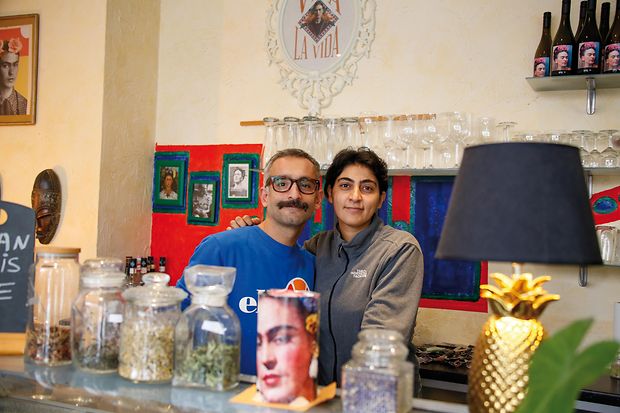 Schahab Mirdanesh und seine Frau Zahra Yaghoubmirabi in ihrem Caf&eacute; "Frida Kahlo" in Mannheim