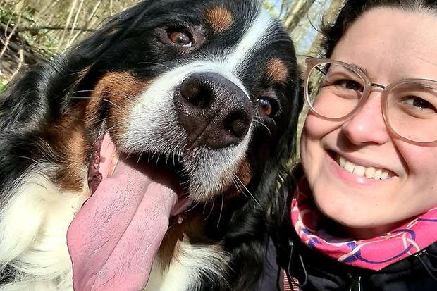 Anne Sallanz mit ihrer verstorbenen H&uuml;ndin Luna
