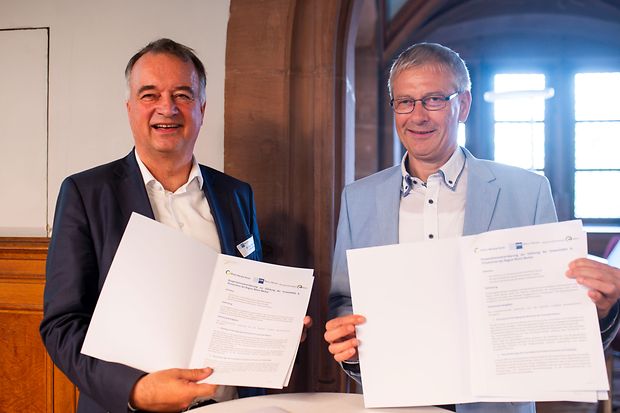 IHK-Hauptgesch&auml;ftsf&uuml;hrer Dr. Axel Nitschke (links) und dem Ersten Landesbeamten Stefan Hildebrandt