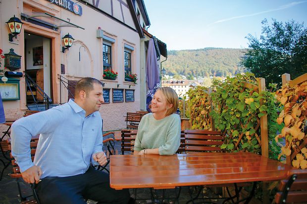 Ioannis Spyridonos und seine Frau Annika Zipf auf der Terrasse ihres Restaurants "Alte Scheune&ldquo; in Neckargem&uuml;nd.