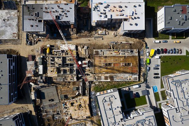 Luftaufnahme eines Wohnkomplexes im Bau