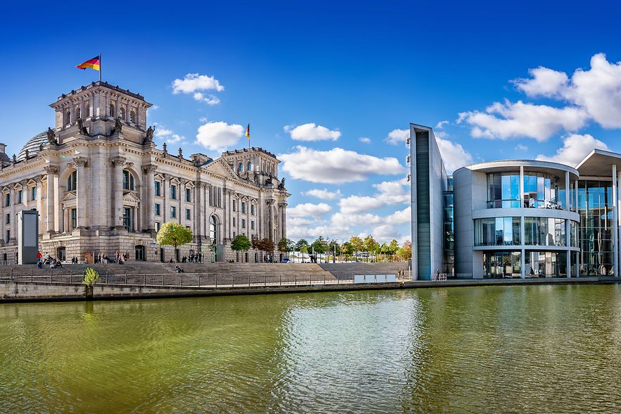 Reichstagsgeb&auml;ude in Berlin mit Spree