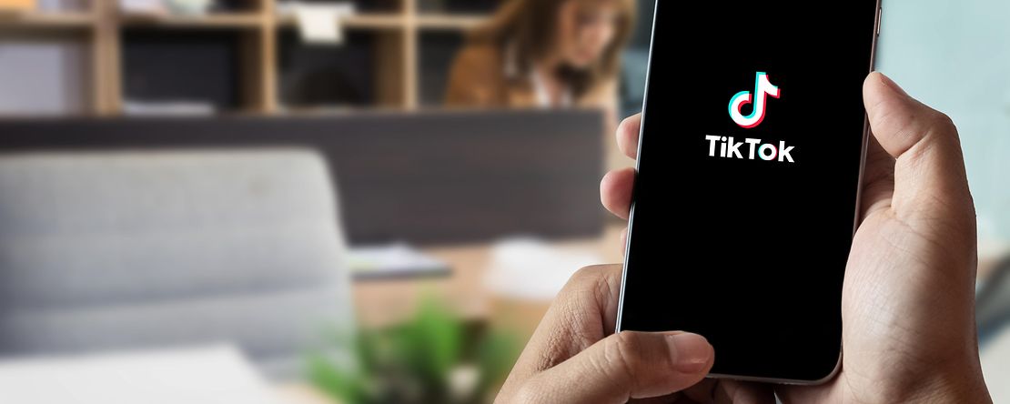 Smartphone l&auml;dt TikTok