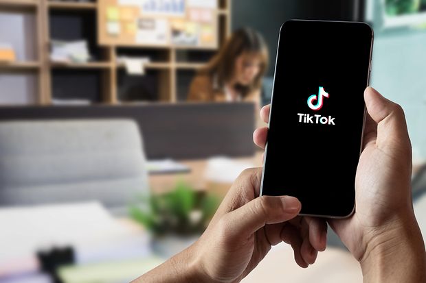 Smartphone l&auml;dt TikTok