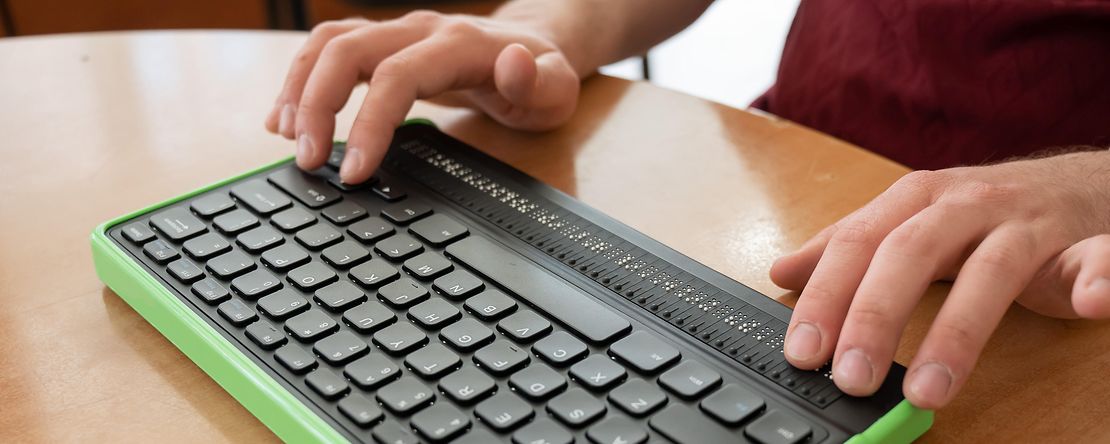 Blinder Mann nutzt Mobiltelefon