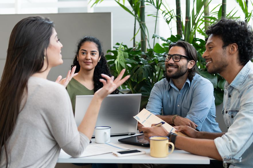 selbstbewusste brasilianerin pr&auml;sentiert ihre Ideen im B&uuml;ro