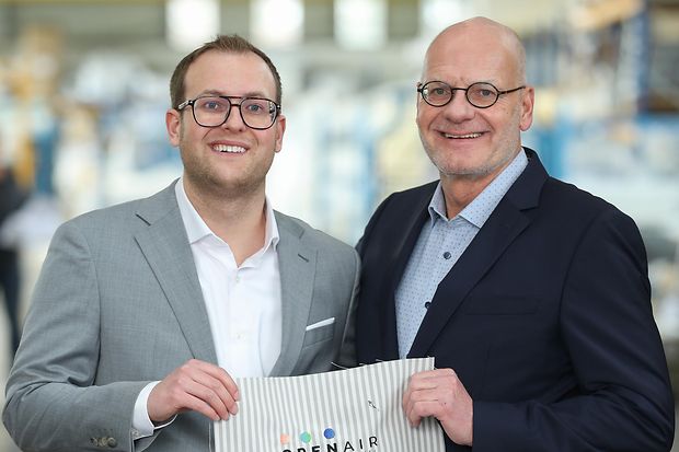 Robert und Friedbert Menke pr&auml;sentieren eine Stoffprobe. 