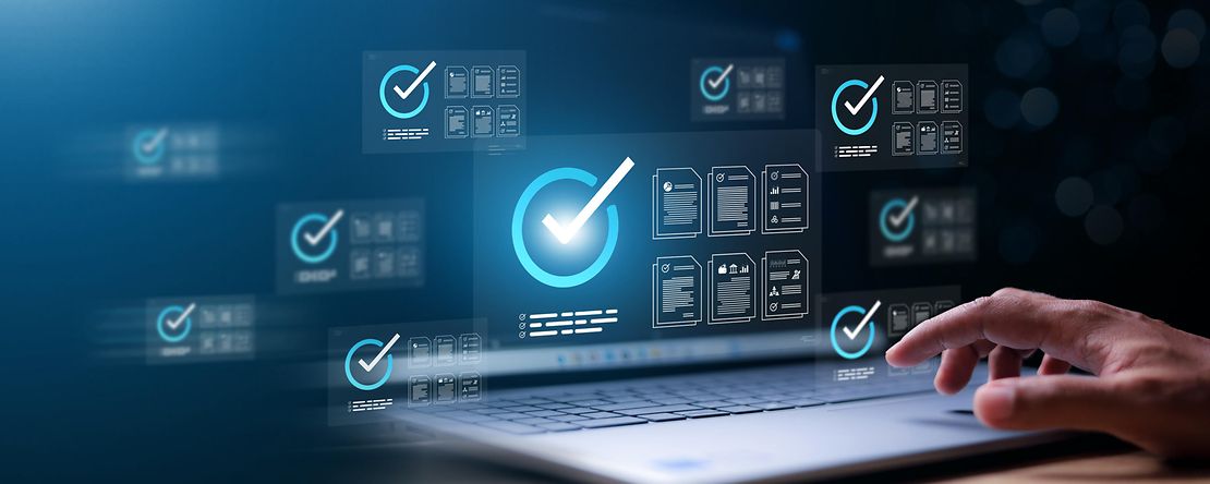 Jemand &uuml;berpr&uuml;ft die digitale Barrierefreiheit einer Website
