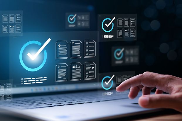 Jemand &uuml;berpr&uuml;ft die digitale Barrierefreiheit einer Website