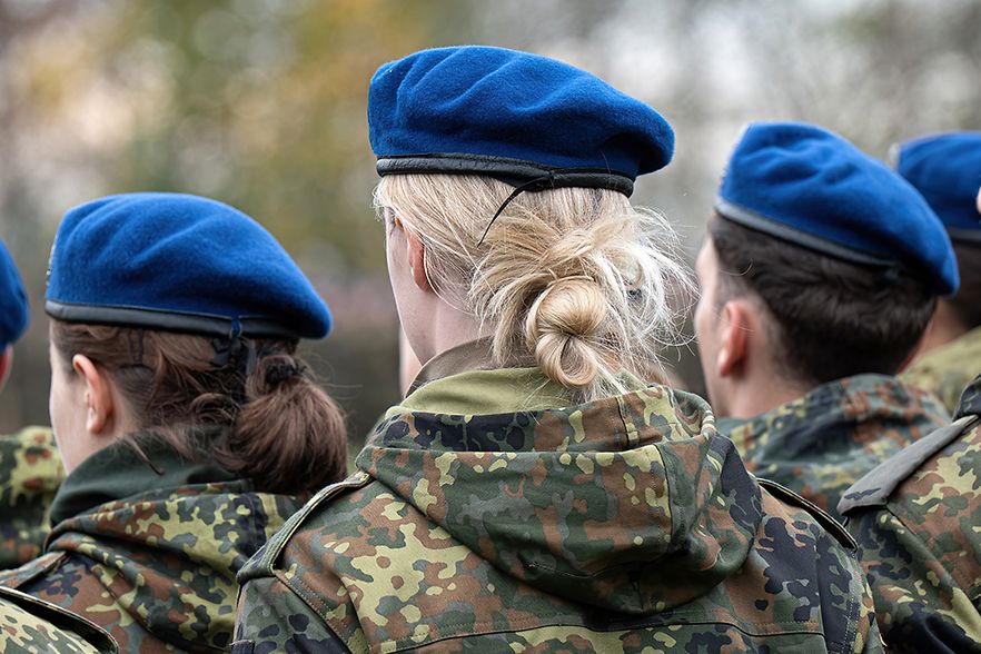 Symbolbild Bundeswehr Soldatinnen im Heer 