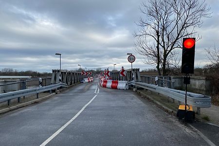 Br&uuml;cke mit roter Ampel