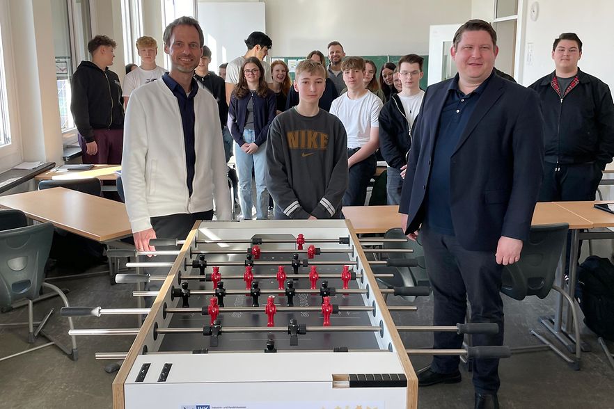 IHK &uuml;bergibt Kickertisch an Gesamtschule
