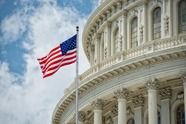 Washington DC. Capitol-Kuppel mit us-amerikanischer Flagge