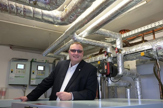 Olaf Kerssen steht im Heizungskeller seines Hotels in Tecklenburg.