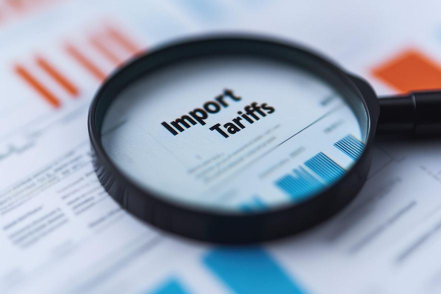 Bild einer Lupe, auf einem Dokument mit Aufschrift "Import Traffics"