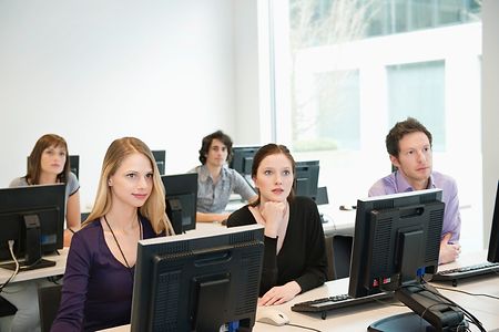Gruppe im Schulungsraum mit Bildschirmtrainingspl&auml;tzen