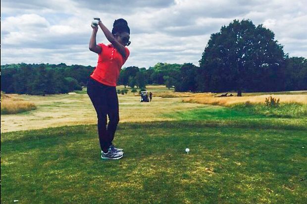 Rukayyat Kolawole beim Golf spielen auf dem Golfplatz