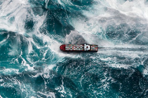 Containerschiff auf dem Meer