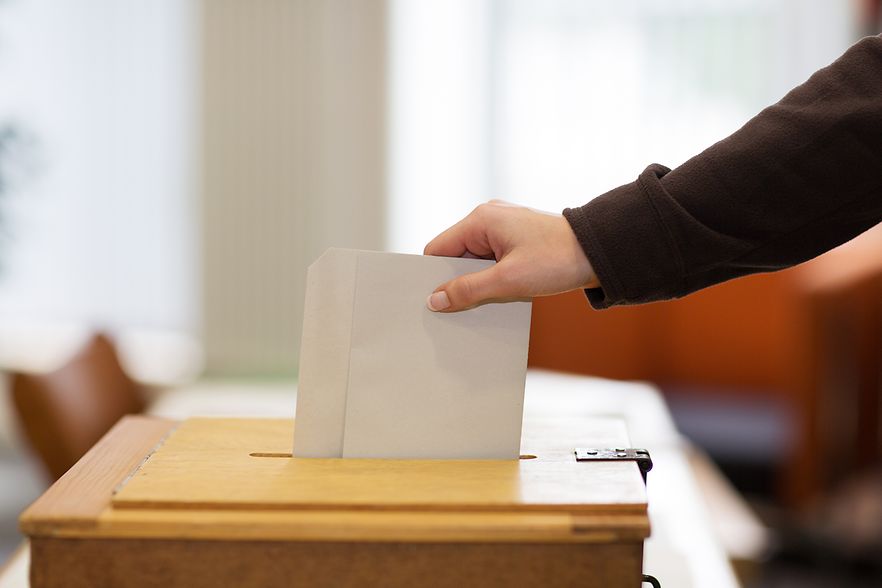 Stimmzettel in Wahlurne