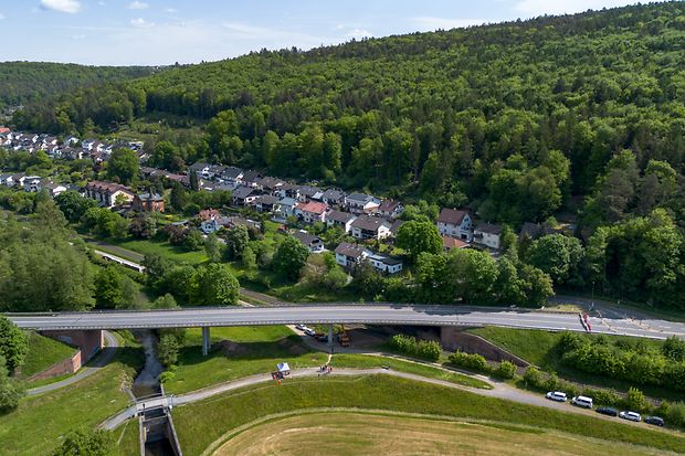 Luftbildaufnahme der Sperrung der Bundesstra&szlig;e 45, Zeller Br&uuml;cke