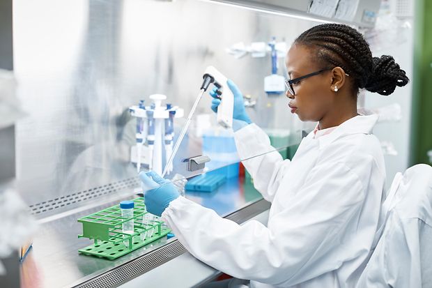 Wissenschaftlerin analysiert ein medizinisches Sample im Labor
