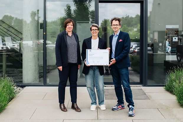 Foto der Urkunden&uuml;bergabe