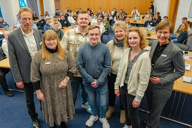 Verantwortliche der IHK begr&uuml;&szlig;en neue Weiterbildungsstipendiatinnen und -stipendiaten in der IHK Bielefeld.