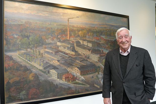 Dr. Peter von M&ouml;ller, IHK-Ehrenpr&auml;sident, vor einem Gem&auml;lde des M&ouml;llerGroup-Standorts um 1905