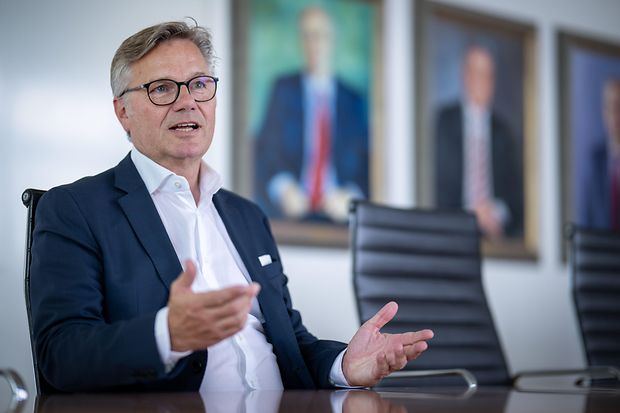IHK-Pr&auml;sident sitzt an einem Konferenztisch, gestikuliert mit den H&auml;nden und zeigt einen ernsten Gesichtsausdruck.