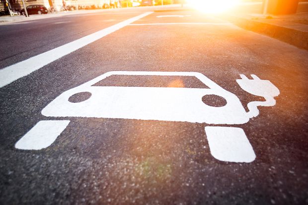 Symbol einer Elektrotankstelle f&uuml;r Elektroautos auf der Stra&szlig;e