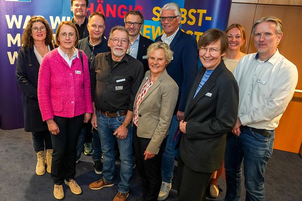 Akteure von IHK sowie der Kooperationsunternehmen und -schulen schauen in die Kamera.