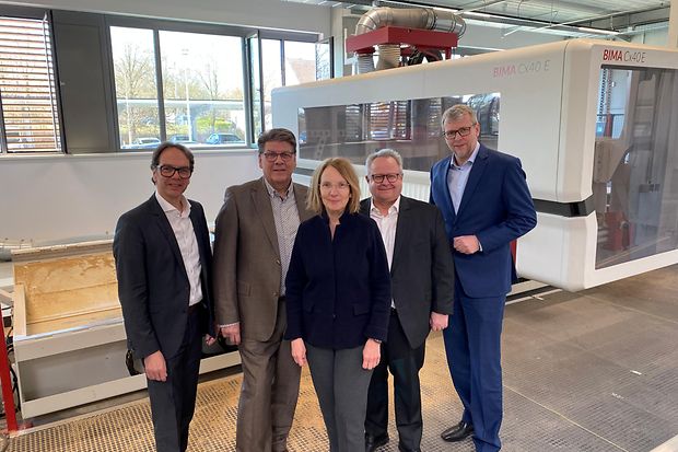 Gruppenfoto der Beteiligten in der Lehrfabrik der M&ouml;belindustrie in L&ouml;hne