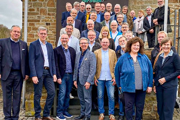 Gruppenfoto der Pr&uuml;ferinnen und Pr&uuml;fer vor Barres Brautwelt in L&uuml;bbecke