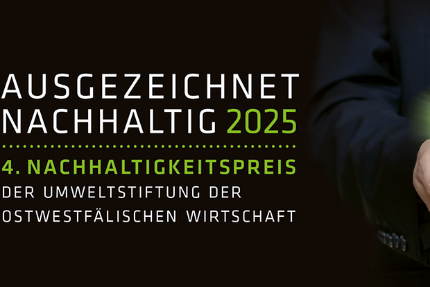 H&auml;nde halten eine gr&uuml;ne Weltkugel - daneben der Text: Ausgezeichnet Nachhaltig 2025