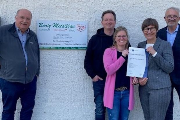 Die Beteiligten stehen vor der Firma "Bartz Metallbau" mit der Urkunde "IHK-anerkannter Ausbildungsbetrieb" in der Hand