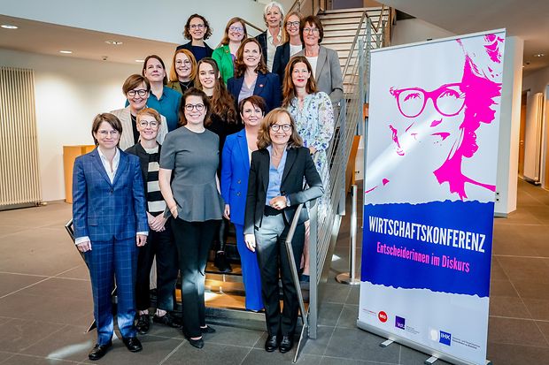 Gruppenfoto von Frauen bei Wirtschaftskonferenz &sbquo;Entscheiderinnen im Diskurs&lsquo;