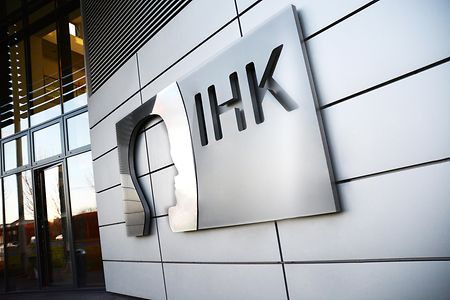 Logo der IHK Ostwestfalen an der Wand der Zweigstelle Paderborn + H&ouml;xter