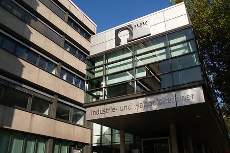 Au&szlig;enansicht des Haupteingangs der IHK Ostwestfalen in Bielefeld